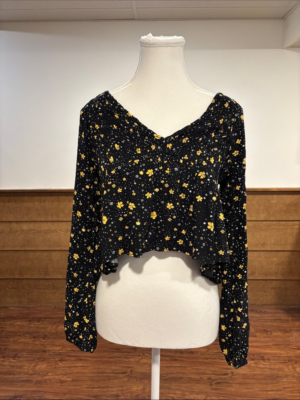 La Hearts Black V-Neck Long-Sleeve Yellow Floral Crop Top